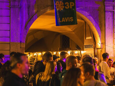 Ingresso di uno stand gastronomico alla festa di paese