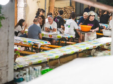 Persone che mangiano in uno stand gastronomico