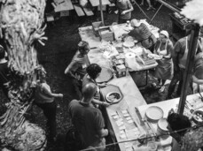 Volontari cucinano e servono le pietanze all'evento