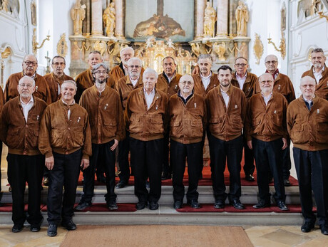 L'immagine mostra i componenti del coro alpino trentino mentre eseguono un concerto in una chiesa