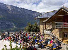 Persone che pmangiano a un maso con vista panoramica