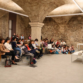 Persone che assistono al dialogo di due autrici