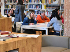 Persone in biblioteca