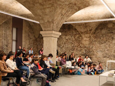 Persone che assistono al dialogo di due autrici