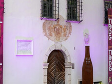 Ingresso di Palazzo Martini a Mezzocorona, allestito per l'evento