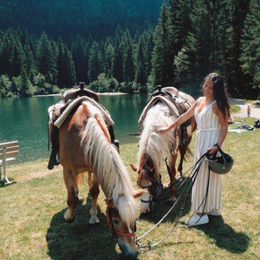 Im Sattel, eine Verbindung treten