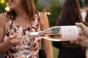 Una bottiglia di vino servita dal produttore