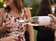 Una bottiglia di vino servita dal produttore