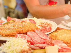 Un piatto di torta di patate, piatto tipico trentino servito dalle associazioni durante la festa.