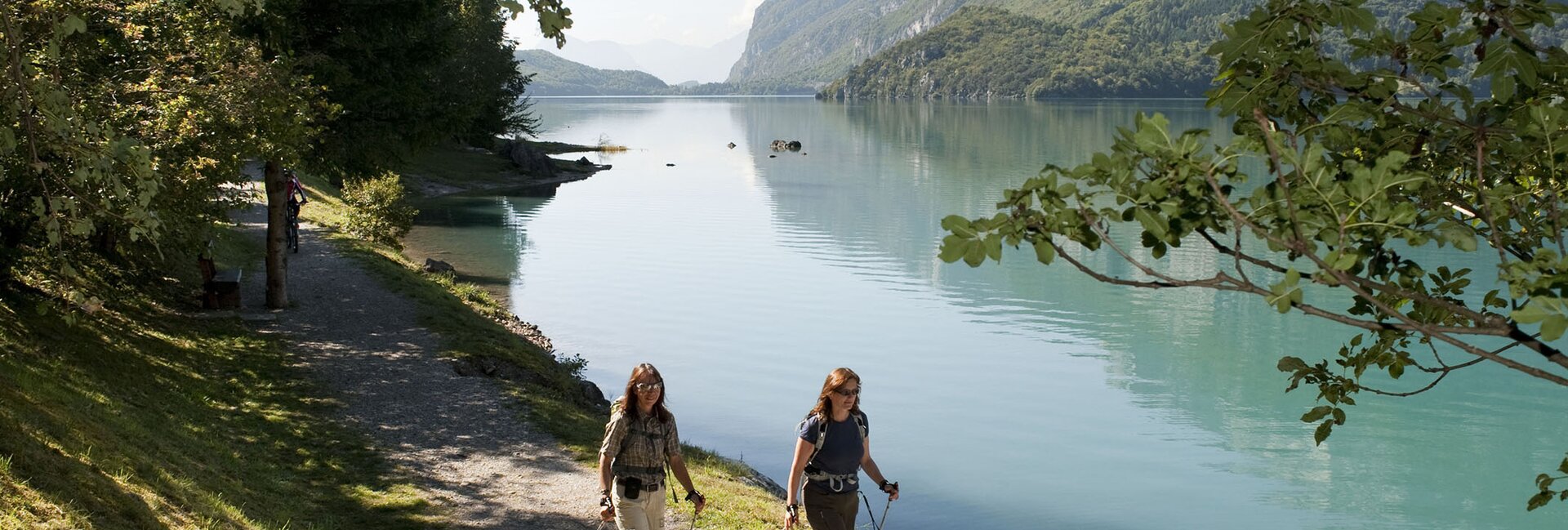 Passeggiata rilassante in riva al lago