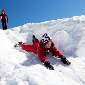 Madonna di Campiglio - Bambini giocano sulla neve