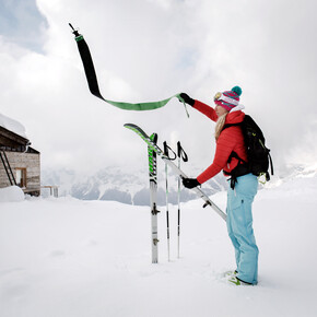 Altopiano della Paganella - Sci alpinista si prepara per la discesa
