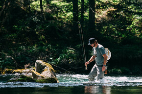 Pesca - Pescatore in un torrente
