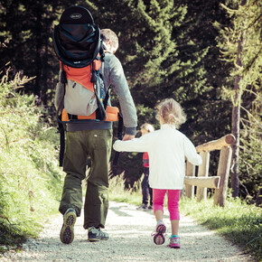 Val di Fiemme - Familie auf einem Wanderweg - Wandern mit Kindern