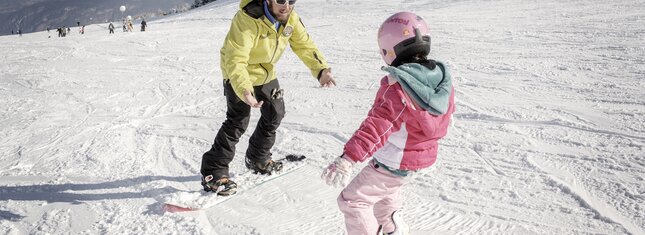 Trento - Monte Bondone - Maestro di snowboard con bambina
