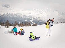 Madonna di Campiglio - Famiglia gioca sulla neve con il bob
