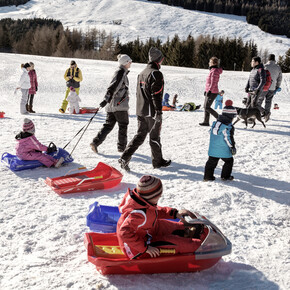 Trento - Monte Bondone - Famiglia gioca sulla neve
