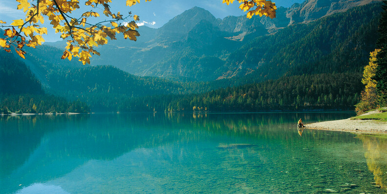 Seen und szenische Landschaften, wenn die Blätter fallen