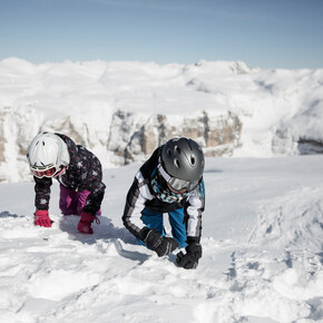 Val di Fassa - Pordoi - Bambini giocano  nella neve