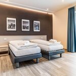  Foto von Zweibettzimmer, Dusche, WC, Balkon