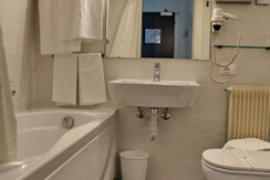 Albergo-Accademia-Trento-camera-tripla-bagno
