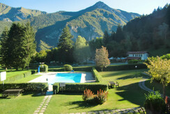 Giardino comune con piscina