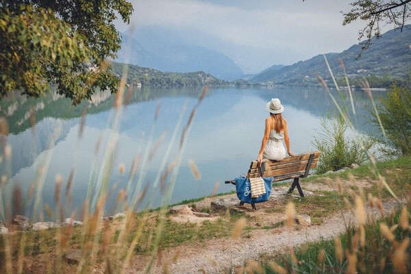 2022_APTGARDADOLOMITI_Lago Cavedine_spiaggia_0I1A7