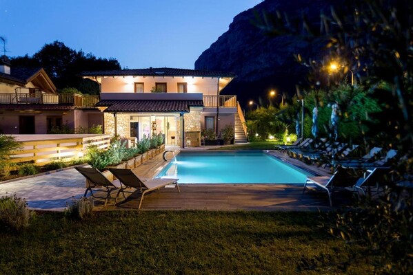 Vista piscina di notte