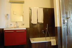bagno junior suite con vasca e doccia