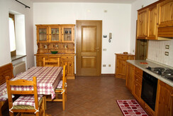 Cucina con credenza