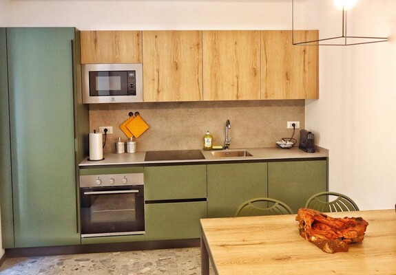 CUCINA CON TAVOLO DA PRANZO