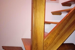 Scala in noce per salire nella graziosa mansarda