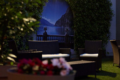 BellaVilla-silenzio-cortile-LagoDiGarda.jpeg