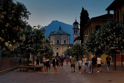BellaVilla-lago-cortile-Italia.jpeg