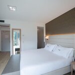 Foto di Camera Superior con vista lago parziale