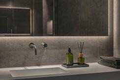 superfici tattili, luce delicata, comfort moderno