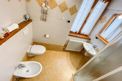 bagno  nel soggiorno appartamento la brenta