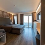 Foto di Camera Famigliare con balcone vista giardino