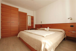 Schlafzimmer mit Doppelbett oder 2 Einzelbetten