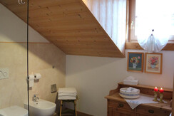 bagno camera arancio 1