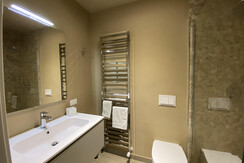 bagno con ampia doccia