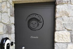 Deposito per sci e biciclette protetto da chiusura con codice