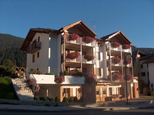 facciata con balconi fioriti