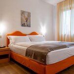  foto van Vierpersoonskamer, douche en bad, WC