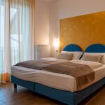  foto van Driepersoonskamer, douche en bad, WC