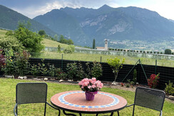 coromiga_comano_giardino_con_tavolo