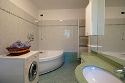 Bagno con vasca da bagno secondo piano