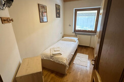Single bedroom with window