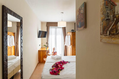 116-Eden-Marone-camera