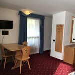  Фото 3-местный номер (with small kitchenette)